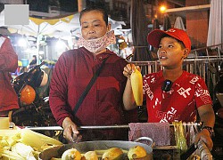 Cậu bé bán bắp ước mơ đi học: 'Ba mẹ bỏ con từ bé, con chưa biết hết chữ nhưng thích xem sách của em'