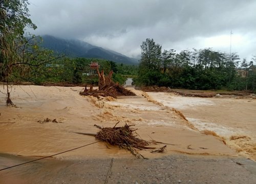 Đi nhận hàng cứu trợ, 3 phụ nữ bị nước cuốn trôi