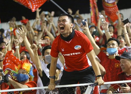 Fan nữ Viettel leo hàng rào, ăn mừng phấn khích chức vô địch V-League