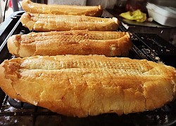 Hàng bánh mì nướng muối ớt: Ngày bán 500 chiếc, xếp hàng chờ mua