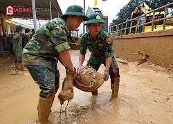 Lính biên phòng còng lưng cào bùn để học sinh trở lại lớp