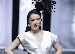 Lý Nhã Kỳ mặc váy quấn catwalk