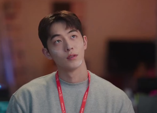 Nam Joo Hyuk mê gái không lối thoát, quỳ gối trước kẻ thù vì Suzy ở preview Start Up tập 8