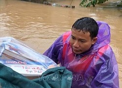 Những cán bộ cơ sở quên mình giúp dân trong mưa lũ