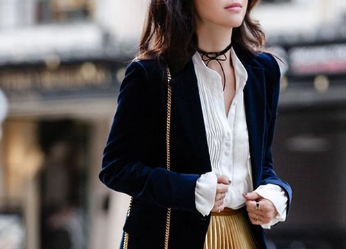 Phối áo blazer cùng chân váy