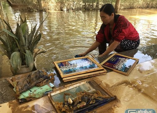 Sau lũ, học sinh miền Trung "khát" sách giáo khoa