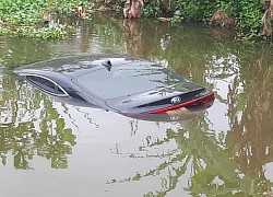 Thấy xe ô tô chìm nghỉm dưới sông, nam thanh niên nhảy xuống ứng cứu