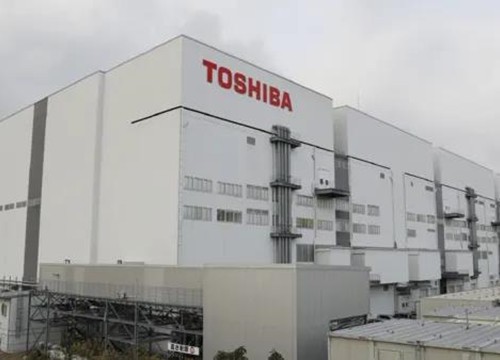 Toshiba: Từ gã khổng lồ tới người tý hon