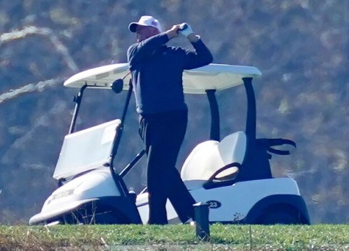 Trump tiếp tục chơi golf sau khi thất cử