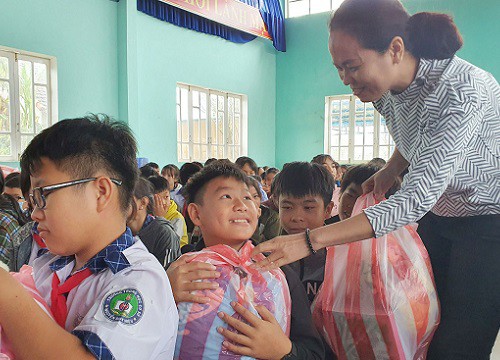 200 phần quà tặng học sinh vùng lũ Nông Sơn