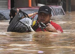 Bão Vamco khiến thủ đô Philippines tê liệt trong nước lũ