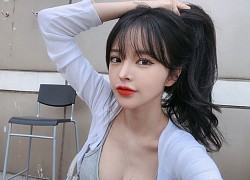 Bị người xem nghi ngờ dùng miếng độn vòng ba, nữ streamer xinh đẹp cay cú, tự kéo quần trên sóng để chứng minh