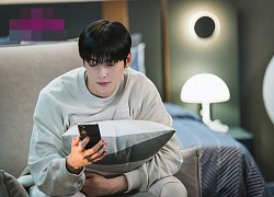 Cha Eun Woo nhìn điện thoại cười tủm tỉm cưng muốn xỉu ở True Beauty, chắc được crush nhắn tin đây mà!