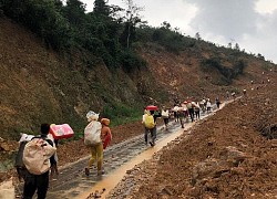 Đoàn từ thiện đeo gùi leo đến 10km vào bản để hỗ trợ bà con bị cô lập