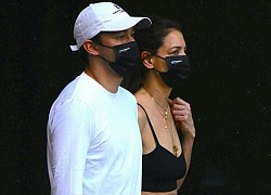 Katie Holmes diện đồ táo bạo đi chơi, nhìn sang bồ trẻ kém 8 tuổi khác hẳn