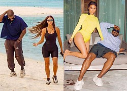 Kim Kardashian diện bodysuit nóng bỏng đi dạo trên bãi biển cùng chồng