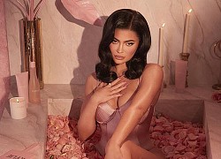 Kylie Jenner diện váy cắt xẻ lộ chân ngực &#8216;đốt mắt&#8217; fan