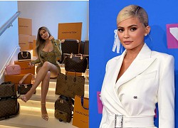 Tỷ phú trẻ nhất thế giới Kylie Jenner mặc váy ôm sát, khoe BST túi hiệu đắt đỏ