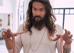 Vì sao Jason Momoa thích mặc đồ màu hồng?