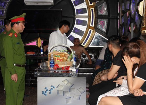 23 thanh niên vào quán karaoke để bay lắc