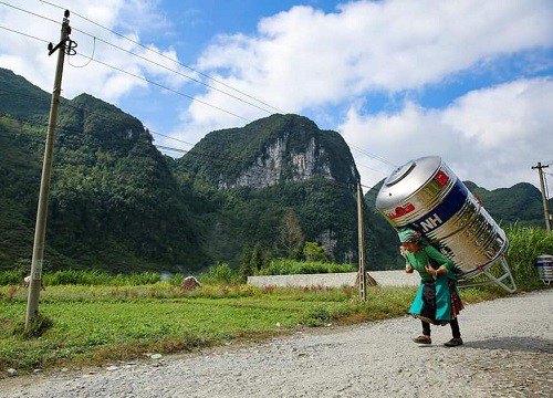 Bà cụ ở Hà Giang một mình vác bồn nước siêu to trên lưng đi bộ cả quãng đường dài khiến nhiều người kinh ngạc