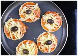 Cách làm pizza mini tại nhà bằng chảo chống dính