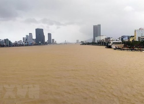 Đà Nẵng: Nước sông Hàn tràn mặt đường, hư hỏng 800m vỉa hè