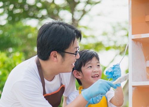 Đang đưa con đi chơi, ông bố bất ngờ bỏ rơi con để lao xuống hồ mò 1 vật lạ, ai cũng tò mò với cái kết sau đó