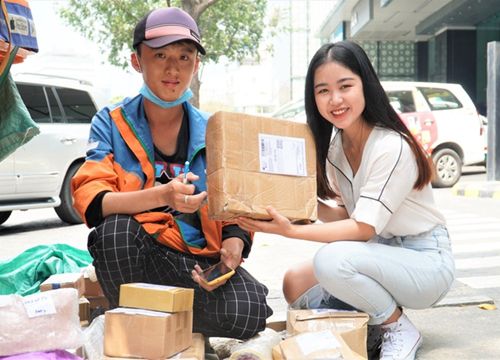 Đơn hàng 11/11 quá nhiều, shipper phải nhờ người thân đến giúp