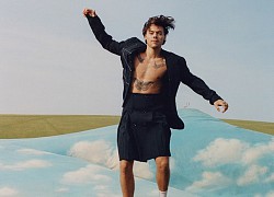 Harry Styles mặc váy điệu đà khi trở thành người đàn ông đầu tiên trên bìa Vogue Mỹ