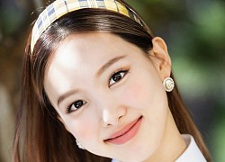 Khuôn mặt trang điểm "sương sương" của Nayeon khiến fan hoảng hồn