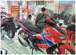 Ống pô Honda Winner X 'phụt' khí thải vào mặt người phía sau