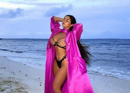 'Nữ hoàng nội y' Anh quốc - Demi Rose tưởng được ngày hiếm hoi mặc kín đáo nhưng cởi áo mới 'hết hồn'