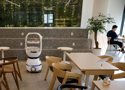 Quán cà phê sử dụng robot phục vụ thức uống cho khách