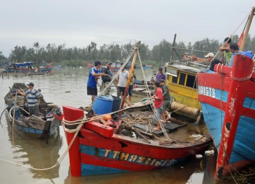 Bão Vamco làm 8 người bị thương, hàng nghìn ngôi nhà tốc mái