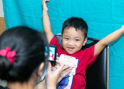 Xúc động câu nói của em bé hở hàm ếch trước giờ con phẫu thuật: "Cố lên con, con sắp được mỉm cười rồi!"