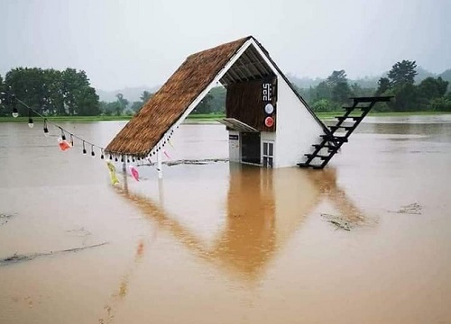 Dân mạng xót xa trước một quán cà phê ở Hội An bị ngập do lũ, hỏi ra mới biết địa điểm thật sự lại là nơi khác