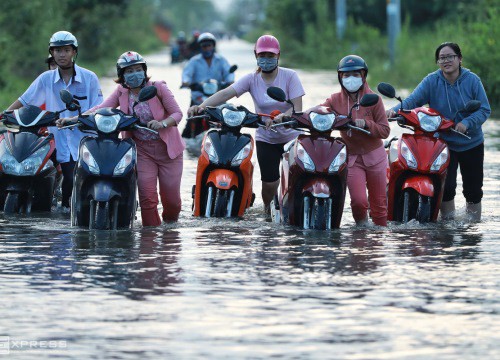 Đường Sài Gòn mênh mông nước ngày triều cường 1,7 m