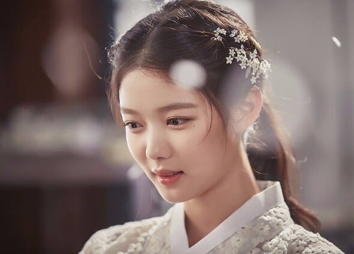 "Em gái quốc dân" Kim Yoo Jung "lột xác" ngoạn mục ở tuổi 21