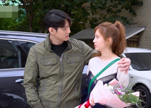 Hậu trường 'Private Lives': Phải 'thương' cỡ nào Go Kyung Pyo mới đưa áo khoác mẹ tặng cho Seohyun mặc?