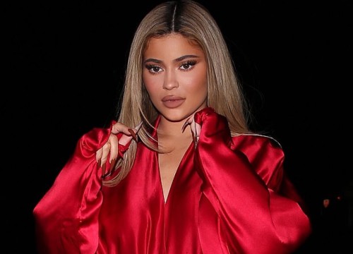 Kylie Jenner diện đồ nổi bật đi ăn tối cùng bạn bè