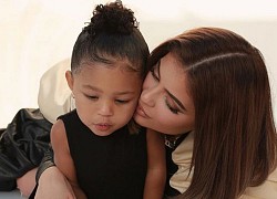 Kylie Jenner sành điệu bế con ra phố