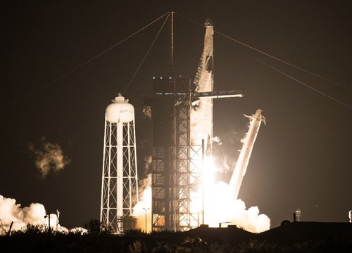 NASA và SpaceX lần đầu tiên phóng tàu vũ trụ thương mại