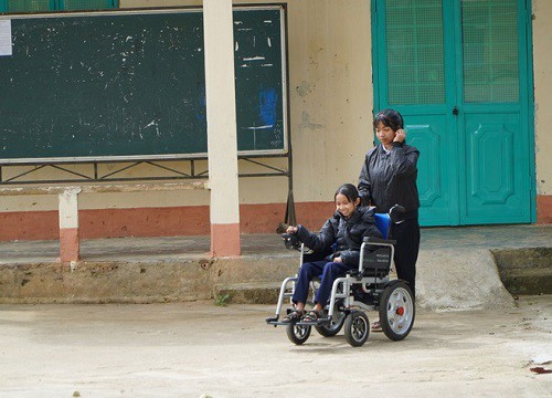 Tình nguyện 'làm chân' cho bạn