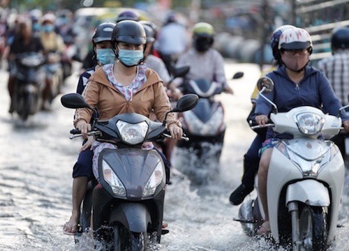 TP Hồ Chí Minh: Triều cường tiếp tục dâng cao, người dân chật vật lưu thông trên đường