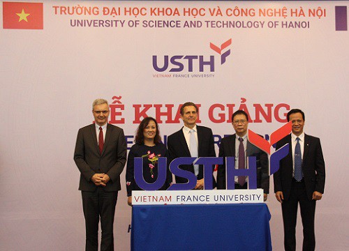 Trường ĐH Việt Pháp công bố 4,5 tỷ đồng học bổng tại lễ khai giảng