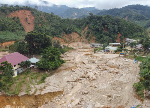 Khu dân cư tan hoang sau trận lũ quét