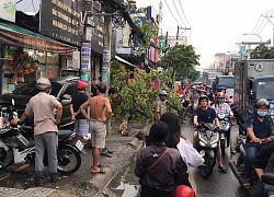 Ô tô 'điên' tông liên hoàn, lao vào cửa hàng ở quận 12