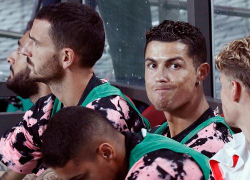 Ronaldo ngồi dự bị, Công ty quảng cáo phải...ra tòa