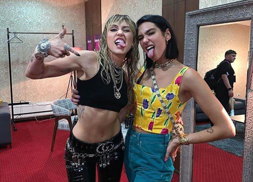 Xem teaser màn kết hợp của Miley Cyrus và Dua Lipa mà thấy rợn người, nổi loạn tới mức suýt thì có cảnh khóa môi bỏng mắt